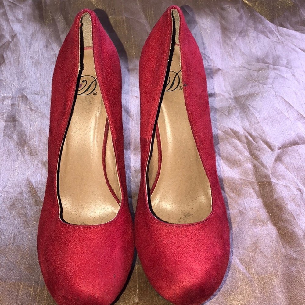 HEART IN D HEELS